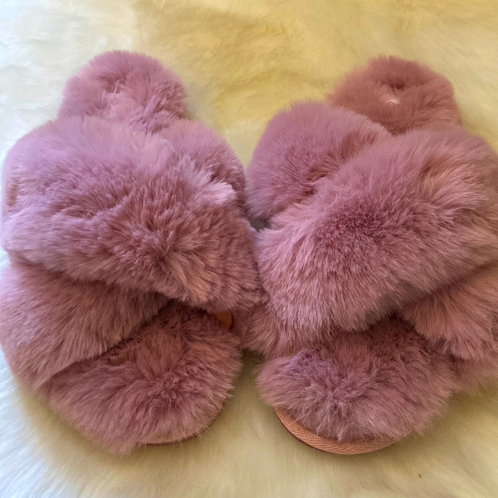 NWOT Dusty rose faux fur slides slippers in size M